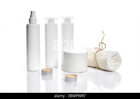 Set di prodotti cosmetici in recipienti bianchi su sfondo chiaro. Ancora in vita. Copia dello spazio. Luogo ideale per il tuo marchio Foto Stock