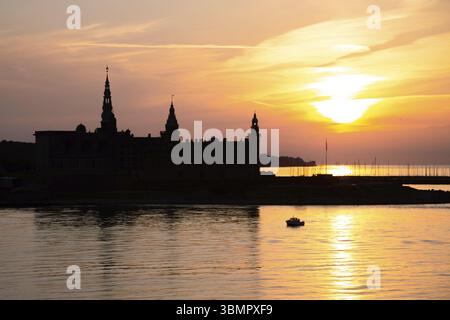 Il Castello di Kronborg silhouette in Helsingor al tramonto, Danimarca. Castello sulla riva a Helsingor. Porto danese di Helsingor con Kronborg Castle. Panora Foto Stock