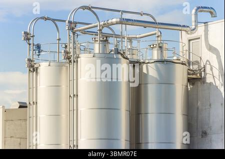 Dettaglio di impianto chimico, silos e tubi Foto Stock