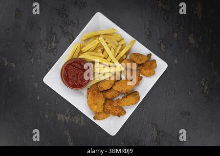 Peperoncini di pollo fatti in casa su sfondo vintage (messa a fuoco selettiva, primo piano) Foto Stock
