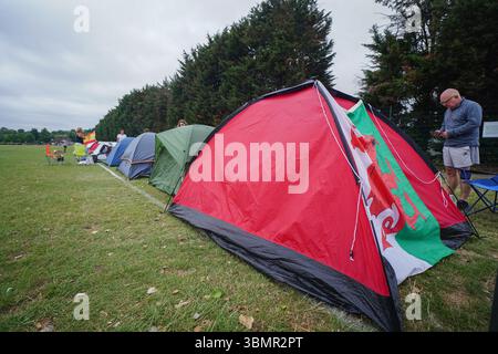 Londra, Regno Unito. 28 giugno 2025. Gli appassionati di tennis Vicky e Nigel di Swansea, Galles, sono i primi arrivati in coda con le loro attrezzature da campeggio che mirano a ottenere i biglietti per i campi dello spettacolo il giorno di apertura dei Campionati di Wimbledon il 30 giugno. Amer Ghazzal/Alamy Live News Foto Stock