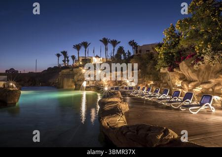 Foto a lunga esposizione di una piscina con illuminazione notturna di lusso in un bellissimo resort in Egitto Foto Stock