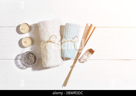 Bagno o vasca idromassaggio su sfondo bianco vista dall'alto. Spazio di copia. Vita morta. Disposizione piatta. Luce solare Foto Stock
