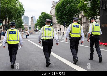 Westminster, Londra, Regno Unito. 28 giugno 2025. Gruppi come Football Lads Against Grooming Gangs & Together for the Children stanno progettando di riunirsi a Russel Square e marciare verso Whitehall chiedendo un’azione contro le bande di grooming e intitolando “for the Children”. Una contro protesta di Stand Up to Racism si riunirà in Parliament Square e protesta all'estremità opposta di Whitehall. La polizia metropolitana ha emesso condizioni ai sensi del Public Order Act affinché entrambe le fazioni rimangano in aree designate e tempi per concludersi. Agenti di polizia a Whitehall Foto Stock