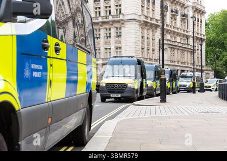 Westminster, Londra, Regno Unito. 28 giugno 2025. Gruppi come Football Lads Against Grooming Gangs & Together for the Children stanno progettando di riunirsi a Russel Square e marciare verso Whitehall chiedendo un’azione contro le bande di grooming e intitolando “for the Children”. Una contro protesta di Stand Up to Racism si riunirà in Parliament Square e protesta all'estremità opposta di Whitehall. La polizia metropolitana ha emesso condizioni ai sensi del Public Order Act affinché entrambe le fazioni rimangano in aree designate e tempi per concludersi. Furgoni della polizia in Horse Guards Avenue Foto Stock