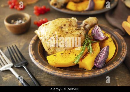 Cena fatta in casa per il giorno del Ringraziamento, zucca matura e tacchino del Ringraziamento su un tavolo di legno scuro Foto Stock