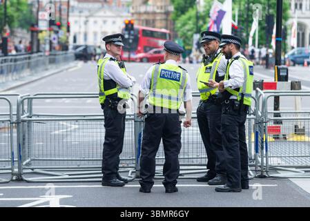 Westminster, Londra, Regno Unito. 28 giugno 2025. Gruppi come Football Lads Against Grooming Gangs & Together for the Children stanno progettando di riunirsi a Russel Square e marciare verso Whitehall chiedendo un’azione contro le bande di grooming e intitolando “for the Children”. Una contro protesta di Stand Up to Racism si riunirà in Parliament Square e protesta all'estremità opposta di Whitehall. La polizia metropolitana ha emesso condizioni ai sensi del Public Order Act affinché entrambe le fazioni rimangano in aree designate e tempi per concludersi. Agenti di polizia a Whitehall Foto Stock