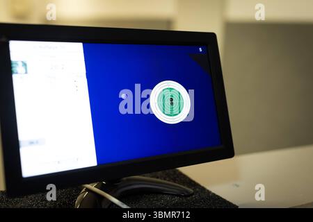 Landkreis Osnabrück, Deutschland 25. Juni 2025: IM Bild: Ein monitor zeigt die digitale Darstellung einer Zielscheibe und die aktuelle Trefferlage beim Sportschießen. Die Anzeige visualisiert präzise den Einschlagpunkt eines Geschosses, hier als kleiner Punkt außerhalb des Rings 8, fu auf einen Treffer von 8,2 Ringen hindeutet. Links auf dem Bildschirm sind weitere Informationen zur serie oder zum Wettkampfverlauf zu sehen, die für den Schützen wichtig sind. Der Bildschirm ist Teil eines elektronischen Zielerfassungssystems, das eine sofortige und genaue Rückmeldung über die Schussleistung gi Foto Stock