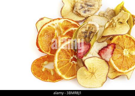 Arance secche, banane e mele su sfondo bianco isolato Foto Stock