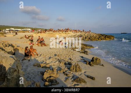 Brindare al tramonto, bar chiringuito El Pirata Bus, spiaggia di Migjorn, Formentera, Isole Baleari, Spagna, Europa Foto Stock