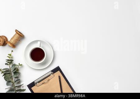 Cup con un tè pronto su un tavolo bianco. Vista superiore, piatto laici. Copia dello spazio. Still Life Foto Stock
