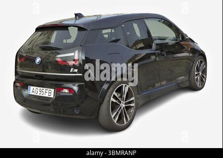 Vista posteriore di una moderna auto elettrica BMW i3s nera parcheggiata su uno sfondo bianco, che mostra il suo design elegante Foto Stock