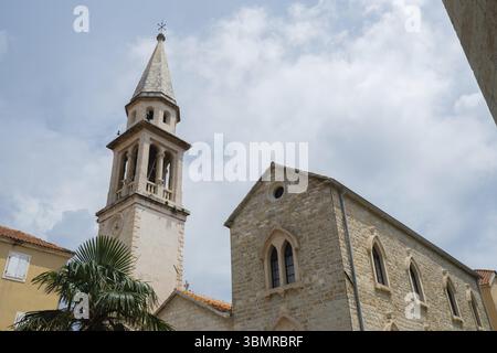 Budva, Montenegro, pittoresca città vecchia e architettura delle mura della fortezza. Splendidi edifici storici in pietra con tetti in tegole rosse tradizionali Foto Stock