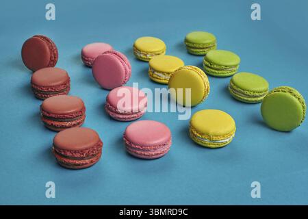 Vista laterale di un colorato macarons o amaretti, dolce meringa-base confezione con una ganache, crema di burro o marmellata ripieno racchiuso a sandwich tra due di tali Foto Stock