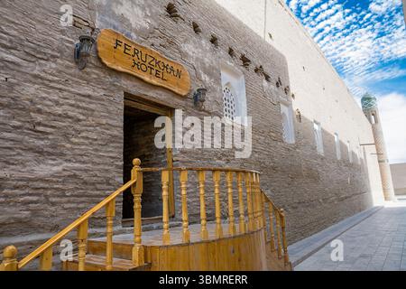 Khiva, Uzbekistan - 12 luglio 2024: Ingresso all'hotel Feruzkhan, storica madrasa di Khiva Foto Stock