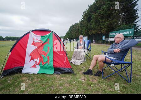 Londra, Regno Unito. 28 giugno 2025. Gli appassionati di tennis Vicky e Nigel di Swansea, Galles, sono i primi arrivati in coda al Wimbledon Park con le loro attrezzature da campeggio che mirano a ottenere i biglietti per i campi dello spettacolo il giorno di apertura dei Campionati di Wimbledon il 30 giugno. Amer Ghazzal/Alamy Live News Foto Stock