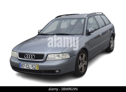 Audi A4 Avant B5 parcheggiata, con vista frontale e laterale, isolata su sfondo bianco Foto Stock