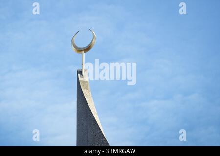 La mezzaluna dorata su uno dei due minareti della moschea centrale di colonia ehrenfeld Foto Stock
