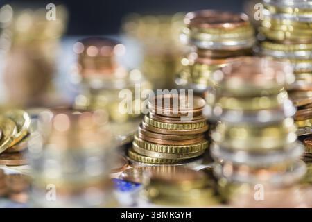 Monete metalliche in euro e fatture dettagliate (close-up shot) Foto Stock