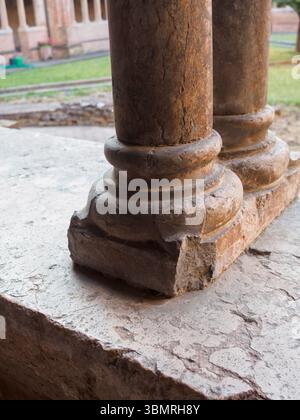 Alseno, Italia 22 giugno 2025 due colonne intemprate sono orgogliose di sostenere l'antica architettura dell'Abbazia di Chiaravalle della Colomba durante il vi Foto Stock