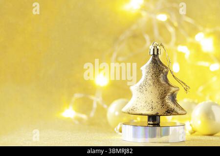 La magia del natale. Tavolozza di colori oro abete invernale con decorazioni natalizie su sfondo oro per il tuo biglietto di auguri. Copia spazio Foto Stock