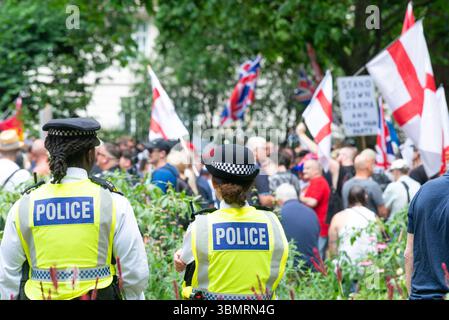 Westminster, Londra, Regno Unito. 28 giugno 2025. Gruppi come Football Lads Against Grooming Gangs & Together for the Children si riuniscono a Russel Square per una marcia verso Whitehall chiedendo un’azione contro le bande di grooming e intitolato «for the Children». Una contro protesta di Stand Up to Racism si riunirà in Parliament Square e protesta all'estremità opposta di Whitehall. La polizia metropolitana ha emesso condizioni ai sensi del Public Order Act affinché entrambe le fazioni rimangano in aree designate e tempi per concludersi Foto Stock
