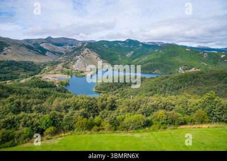 Ruesga serbatoio e paesaggio di montagna. Fuentes Carrionas Riserva Naturale, provincia di Palencia, Castilla Leon, Spagna. Foto Stock