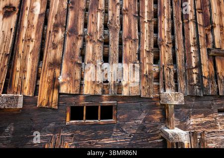 Primo piano delle tavole di legno di un vecchio fienile nel villaggio svizzero di Sedrun Foto Stock