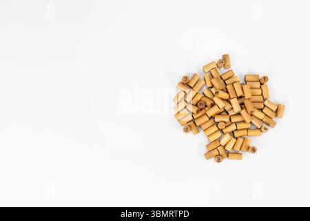 Barrette numeriche Sudoku in legno su sfondo bianco. Foto Stock