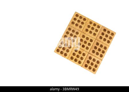 Tabellone Sudoku vuoto in legno con fessure intagliate. Vista dall'alto. Foto Stock