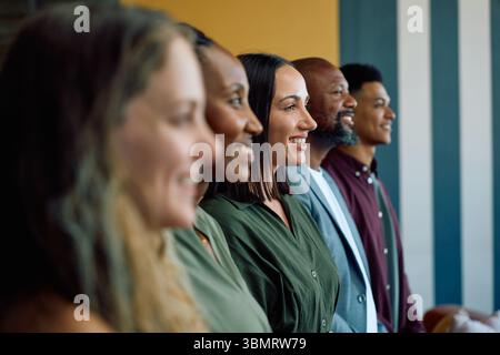 Diversi gruppi di persone d'affari si trovano fianco a fianco in ufficio durante il giorno Foto Stock