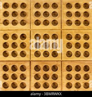 Tabellone Sudoku vuoto in legno con fessure numeriche intagliate. Foto Stock