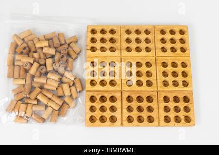 Set Sudoku Puzzle in legno. Scheda con numero di piedini in sacchetto di plastica. Foto Stock