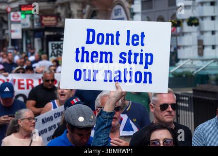 Westminster, Londra, Regno Unito. 28 giugno 2025. Gruppi come Football Lads Against Grooming Gangs & Together for the Children si sono riuniti a Russel Square per una marcia verso Whitehall chiedendo un’azione contro le bande di grooming e intitolati «for the Children» Foto Stock