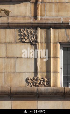 Albero decorativo con foglie e radici stilizzate sulla facciata della Whitechapel Gallery, Londra. Evidenziato dal sole del mattino presto. Foto Stock