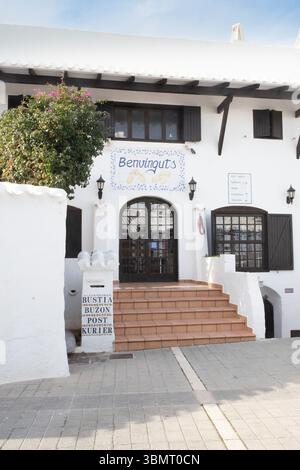 Edificio bianco e accogliente negozio con scale a Minorca, Spagna 08.03.2025 Foto Stock