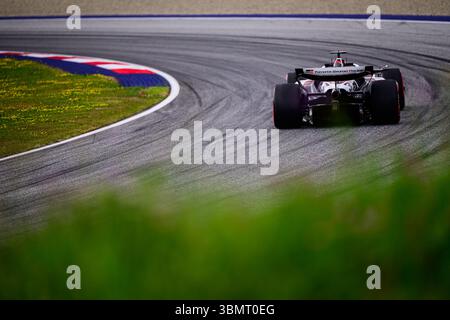 Il pilota francese del MoneyGram Haas F1 Team Esteban Ocon gareggia durante la sessione di prove del Gran Premio di F1 austriaco al Red Bull Ring di Spielberg, in Austria, il 27 giugno 2025. Foto Stock