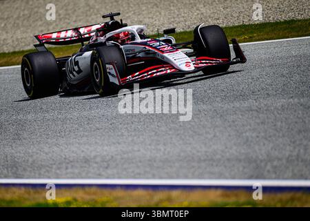 Il pilota francese del MoneyGram Haas F1 Team Esteban Ocon gareggia durante la sessione di prove del Gran Premio di F1 austriaco al Red Bull Ring di Spielberg, in Austria, il 27 giugno 2025. Foto Stock