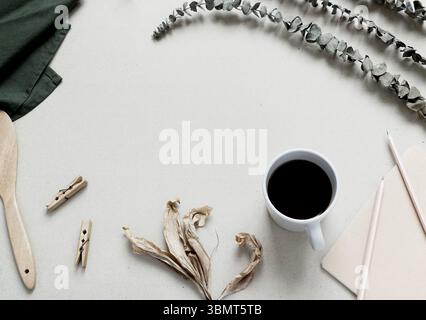 Foto organica reale scattata oggetti STILL Life spazio di copia piatto eucalipto caffè sfondo bianco Foto Stock