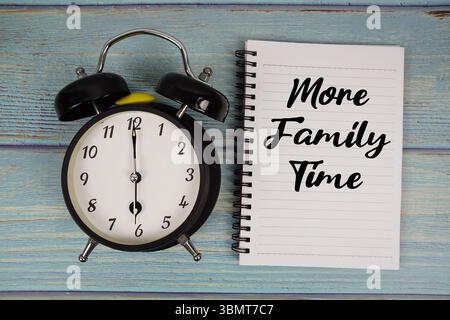 Altro testo Family Time scritto su blocco note con sveglia su sfondo in legno Foto Stock