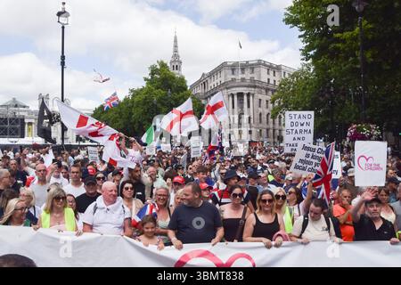 Londra, Inghilterra, Regno Unito. 28 giugno 2025. I manifestanti di destra marciano contro le bande di grooming a Trafalgar Square. (Credit Image: © Vuk Valcic/ZUMA Press Wire) SOLO PER USO EDITORIALE! Non per USO commerciale! Foto Stock