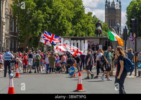 “I sostenitori dei gruppi “The Football Lads” e “for the Children” hanno marciato oggi attraverso il centro di Londra per protestare contro le bande di adescamento, attirando contro i manifestanti di Stand Up to Racism e altre organizzazioni antifasciste”. Foto Stock