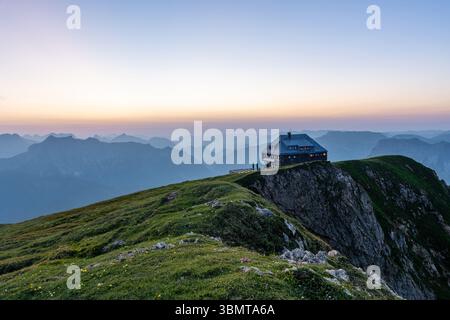 Crepuscolo al rifugio Reichensteiner in Stiria, Austria Foto Stock