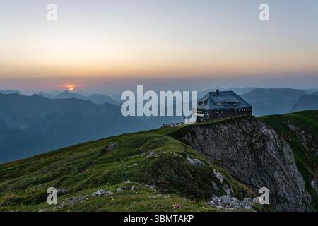 Tramonto all'Eisenerzer Reichenstein e capanna in Austria Foto Stock