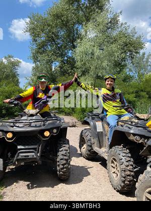 Giro in quad su strade sterrate in natura, riprese verticali. Foto Stock