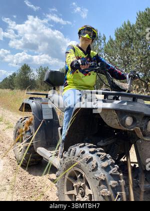 Giro in quad su strade sterrate in natura, riprese verticali. Foto Stock