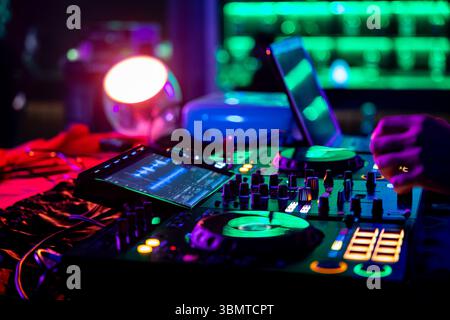 DJ che suona musica durante la festa invernale, nightclub interno - intrattenimento e concetto di club Foto Stock