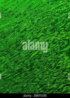 Ripples in acqua verde vibrante - sfondo astratto ad alta risoluzione per screensaver, Web Design, Marketing e Arte digitale - foto di scorta premium per progetti creativi Foto Stock