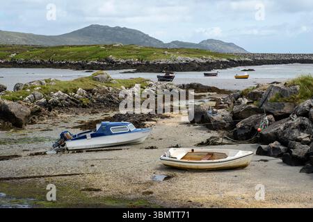 Piccole barche legate alla bassa marea Ludag, Isola di South Uist, Ebridi esterne, Scozia. Foto Stock
