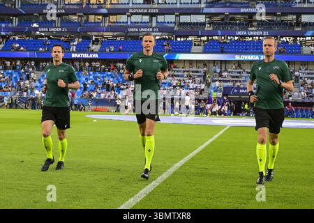 BRATISLAVA - arbitro Sander van der Eijk (c) allo Stadio Nazionale di calcio durante la finale del Campionato europeo Under-21 tra la giovane Inghilterra e la giovane Germania. ANP | Hollandse Hoogte | GERRIT VAN KEULEN Foto Stock